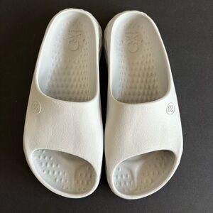G/FORE White Slide Sandals Scull Design